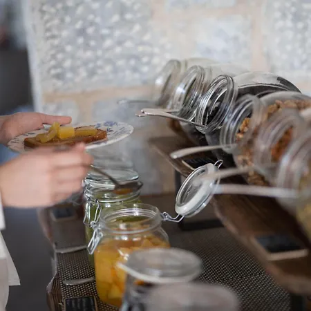 Petra & Fos Boutique & 이틸로