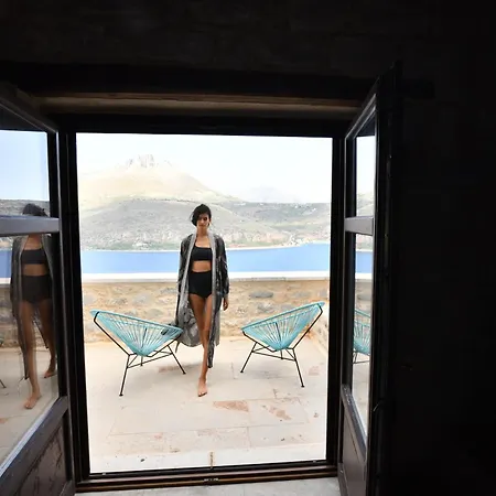 Petra & Fos Boutique & Ξενοδοχείο Οίτυλο