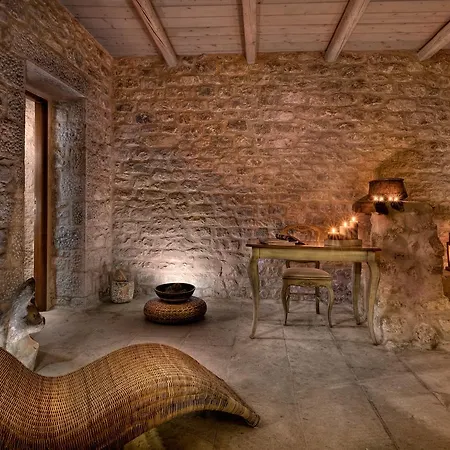 Petra & Fos Boutique & Hotel Oitylo