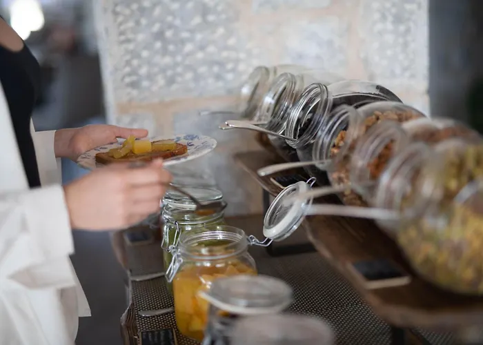 Petra & Fos Boutique & אויטילון