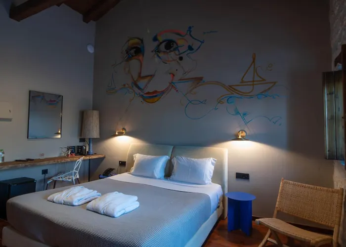 Petra & Fos Boutique &